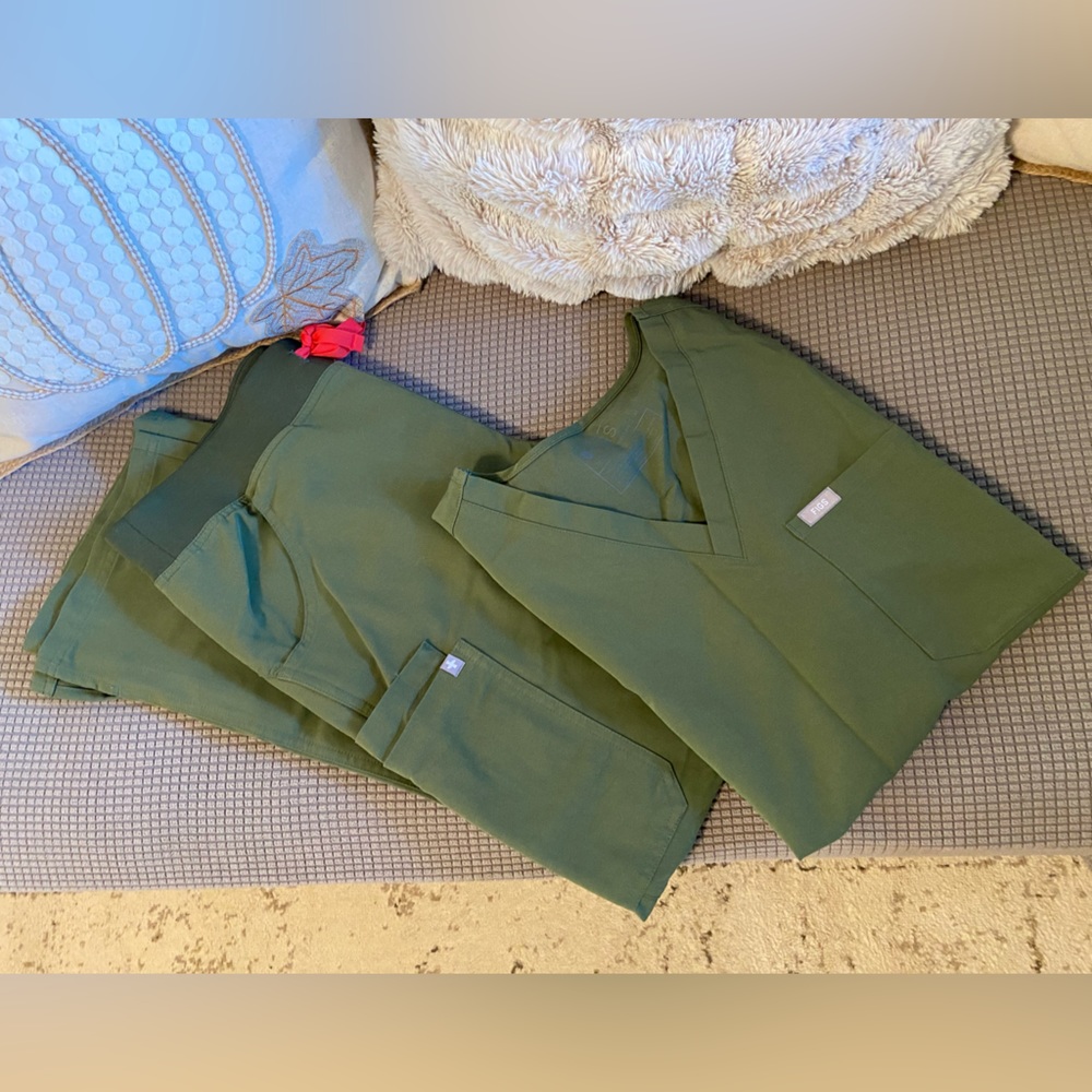 FIGS M Scrub Set